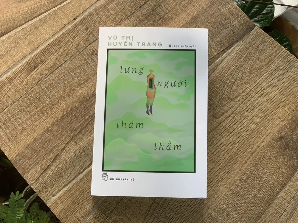 "Lưng người thăm thẳm" là tập truyện ngắn tinh tế và sâu lắng của nhà văn Vũ Thị Huyền Trang Bản sao của z5735590307054_c09c10178d04075f5d873a4dacbcbf7d.jpg