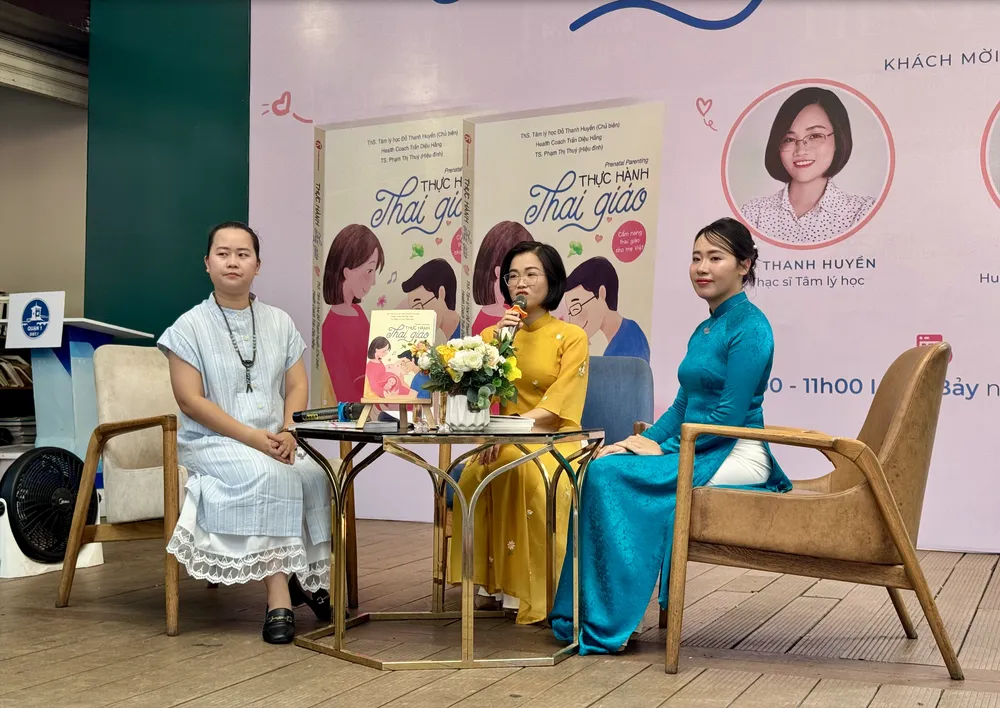 Các diễn giả tại chương trình. Từ phải qua: Huấn luyện viên Trần Diệu Hằng, ThS Tâm lý học Đỗ Thanh Huyền Ảnh màn hình 2024-11-02 lúc 12.16.05.png