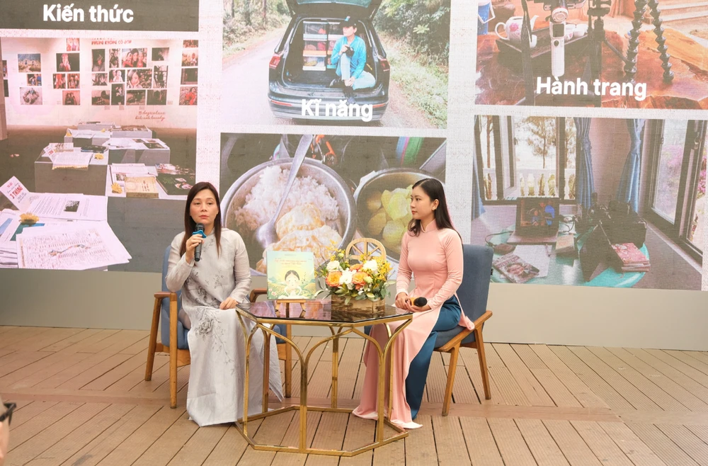 Trước khi viết sách, tác giả Nguyễn Bông Mai (trái) từng có kinh nghiệm làm việc ở nhiều lĩnh vực khác nhau. Ảnh: HỒNG ÂN Buổi giới thiệu sách được tổ chức tại Đường sách TPHCM.PNG