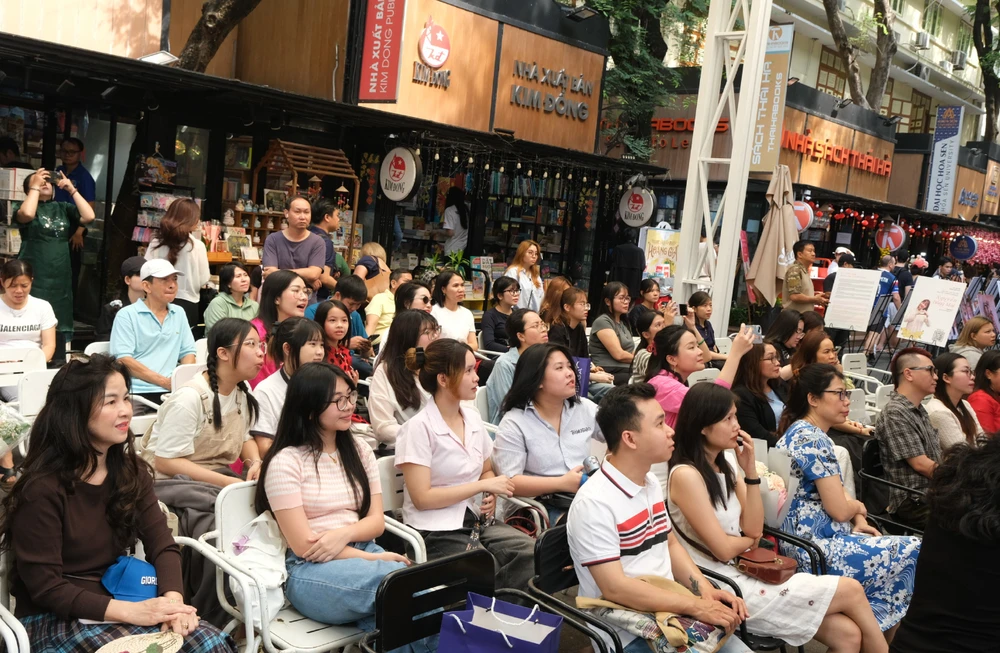 Buổi ra mắt sách thu hút sự quan tâm của nhiều bạn đọc. Ảnh: HỒNG ÂN Buổi ra mắt sách thu hút sự quan tâm của nhiều khán giả.PNG