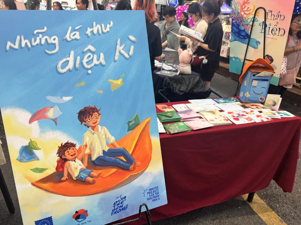 Không gian trưng bày của tác phẩm "Những lá thư diệu kỳ". Ảnh: HỒNG ÂN Không gian trưng bày của tác phẩm _Những lá thư diệu kỳ_.JPG