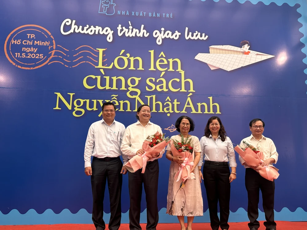 Bà Phan Thị Thu Hà và ông Thái Ngọc Quý tặng hoa nhà văn Nguyễn Nhật Ánh, TS Quách Thu Nguyệt và ông Nguyễn Minh Nhựt IMG_0199.JPG