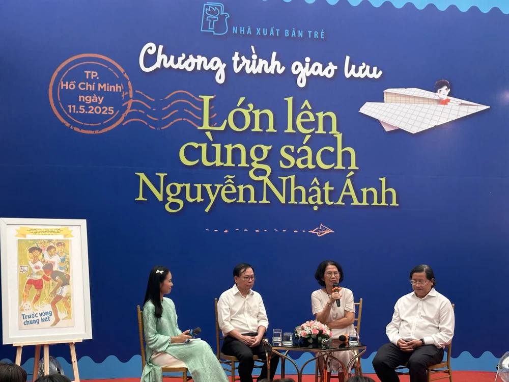 Nhà văn Nguyễn Nhật Ánh cùng TS Quách Thu Nguyệt và ông Nguyễn Minh Nhựt giao lưu cùng bạn đọc IMG_0229.JPG