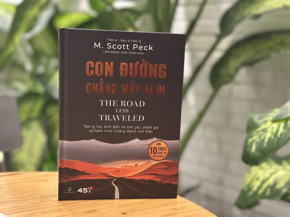 Ngoài phiên bản bìa mềm, trong lần trở lại này, "Con đường chẳng mấy ai đi" còn có thêm phiên bản bìa cứng, được in bằng chất liệu giấy cao cấp IMG_0280.jpg