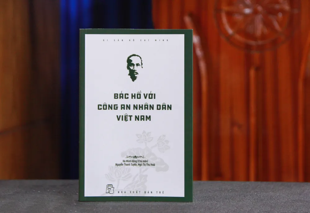 Ấn phẩm "Bác Hồ với Công an nhân dân Việt Nam" do PGS-TS Hà Minh Hồng (Chủ biên), cùng các cộng sự Nguyễn Thanh Tuyền, Ngô Thị Thu Hoài thực hiện IMG_9761.jpg