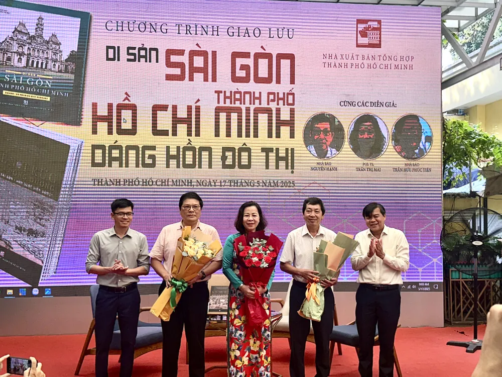 Đồng chí Tăng Hữu Phong và ông Trần Đình Ba (trái), Phó Giám đốc - Phó Tổng biên tập NXB Tổng hợp TPHCM, tặng hoa cho các diễn giả IMG_0332.jpg