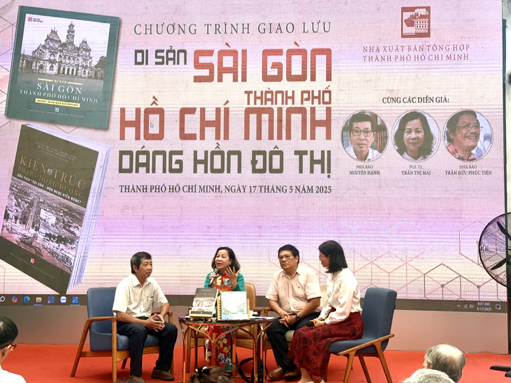 Các diễn giả tại chương trình. Từ trái qua: nhà báo Nguyễn Hạnh, PGS-TS Trần Thị Mai và nhà báo Trần Hữu Phúc Tiến IMG_0342.jpg