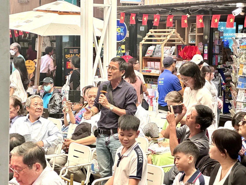 Nhiếp ảnh gia Minh Hòa giao lưu cùng các diễn giả IMG_0350.jpg