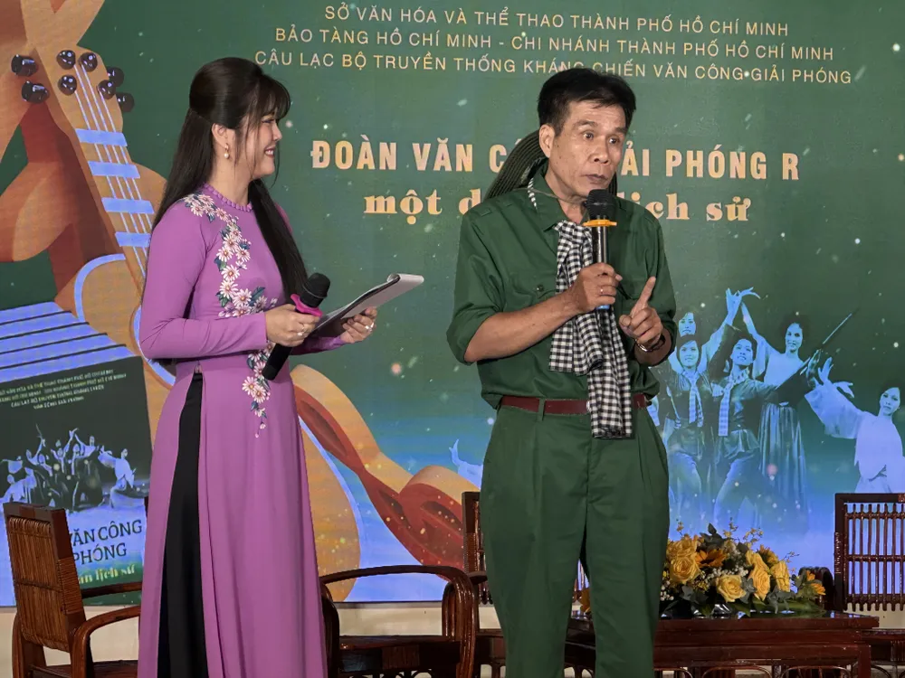 Nhà thơ Lê Minh Quốc chia sẻ về quá trình thực hiện ấn phẩm "Đoàn Văn công Giải phóng R - Một dấu ấn lịch sử" IMG_0901.JPG
