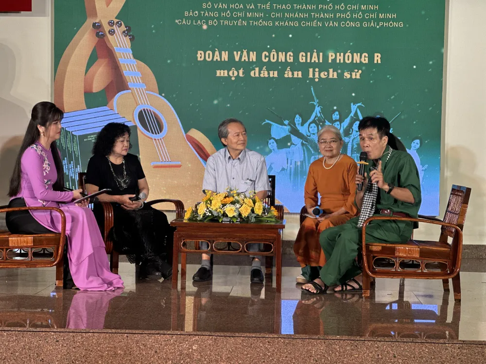 Nhà thơ Lê Minh Quốc giao lưu cùng các văn nghệ sĩ của Đoàn Văn công Giải phóng. Từ phải qua: nghệ sĩ Mỹ Long, nghệ sĩ Nguyễn An Long và nghệ sĩ Phạm Minh Thu IMG_0927.JPG