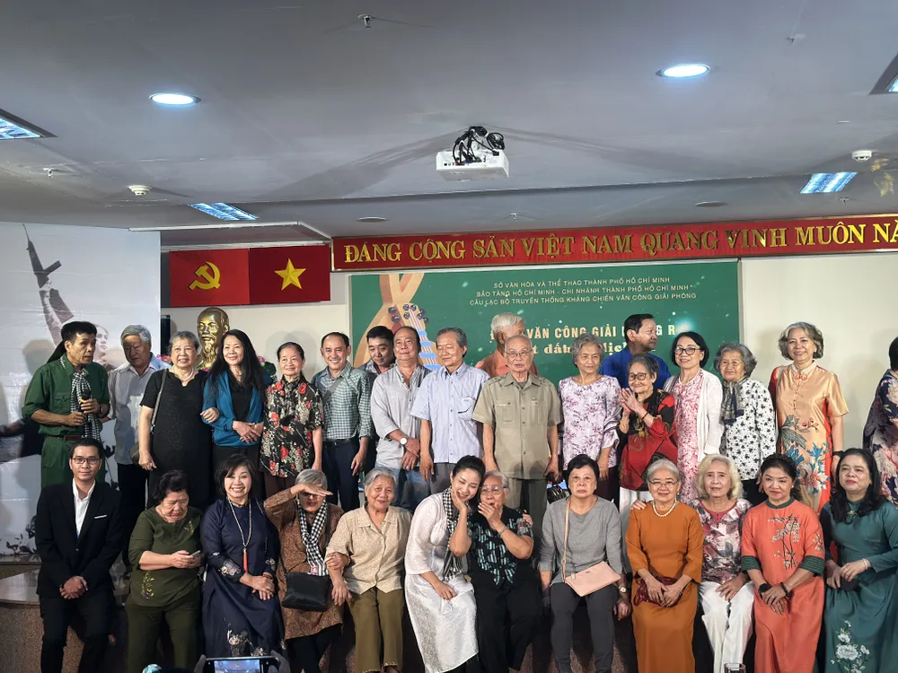 NSND Nguyễn Thị Thanh Thúy chụp ảnh lưu niệm cùng văn nghệ sĩ và con cháu của văn nghệ sĩ từng tham gia hoạt động trong Đoàn Văn công Giải phóng IMG_0994.JPG