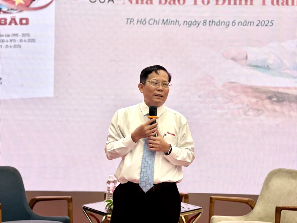 Nhà báo Tô Đình Tuân chia sẻ tại chương trình IMG_1096.jpg