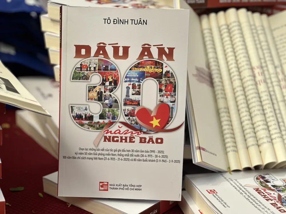 Ấn phẩm "Dấu ấn 30 năm nghề báo" của nhà báo Tô Đình Tuân mang ý nghĩa đặc biệt không chỉ đối với tác giả mà còn là nguồn tài liệu quý giá cho những nhà báo trẻ IMG_1106 2.jpg