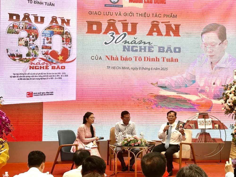 Nhà báo Tô Đình Tuân và nhà báo Nguyễn Tấn Phong (giữa) cùng giao lưu, chia sẻ tại chương trình IMG_1114.jpg