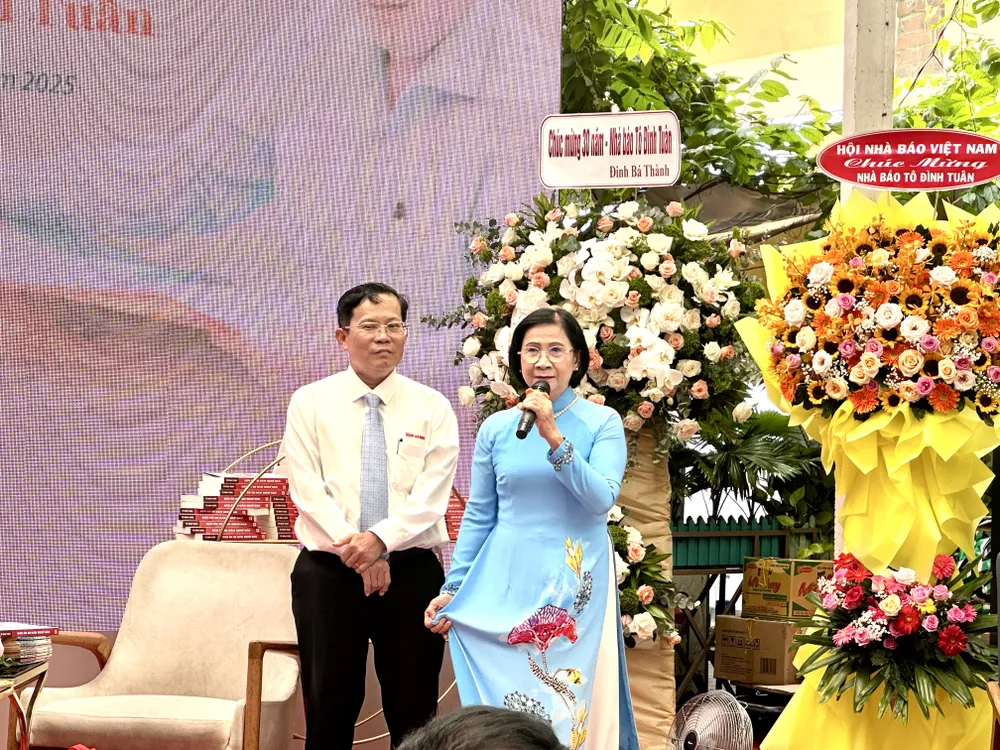 Đồng chí Nguyễn Thị Thu Hà, nguyên Ủy viên Trung ương Đảng, nguyên Phó Bí thư Thành ủy TPHCM nhắc lại những kỷ niệm thời kỳ đầu bước chân vào nghề báo của nhà báo Tô Đình Tuân IMG_1123.jpg
