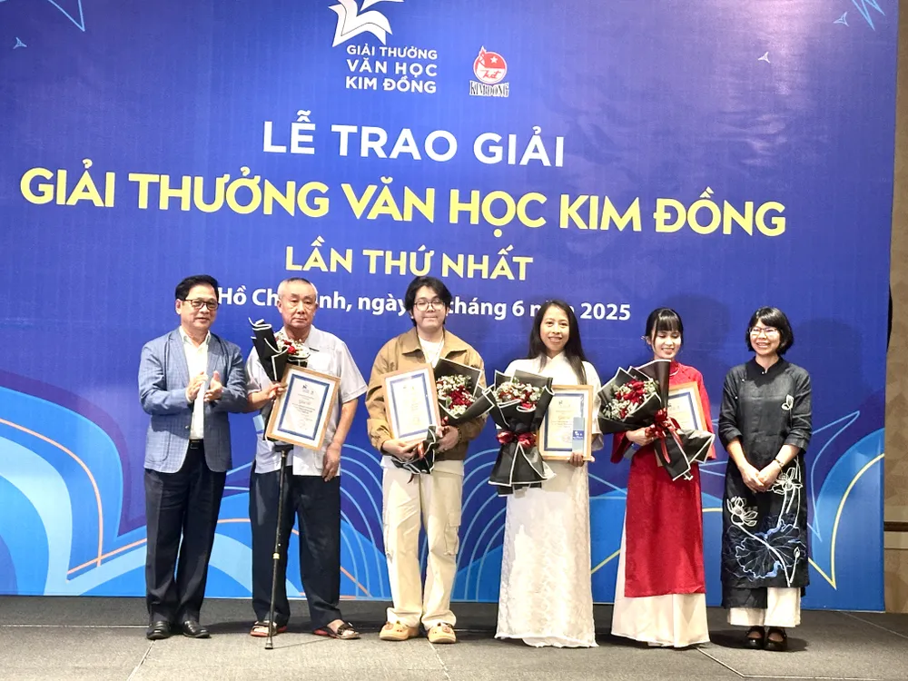 Ông Lê Hoàng, Giám đốc Đường sách TPHCM và bà Vũ Thị Quỳnh Liên, Tổng Biên tập NXB Kim Đồng, trao giải tư cho các tác giả IMG_1240.jpg