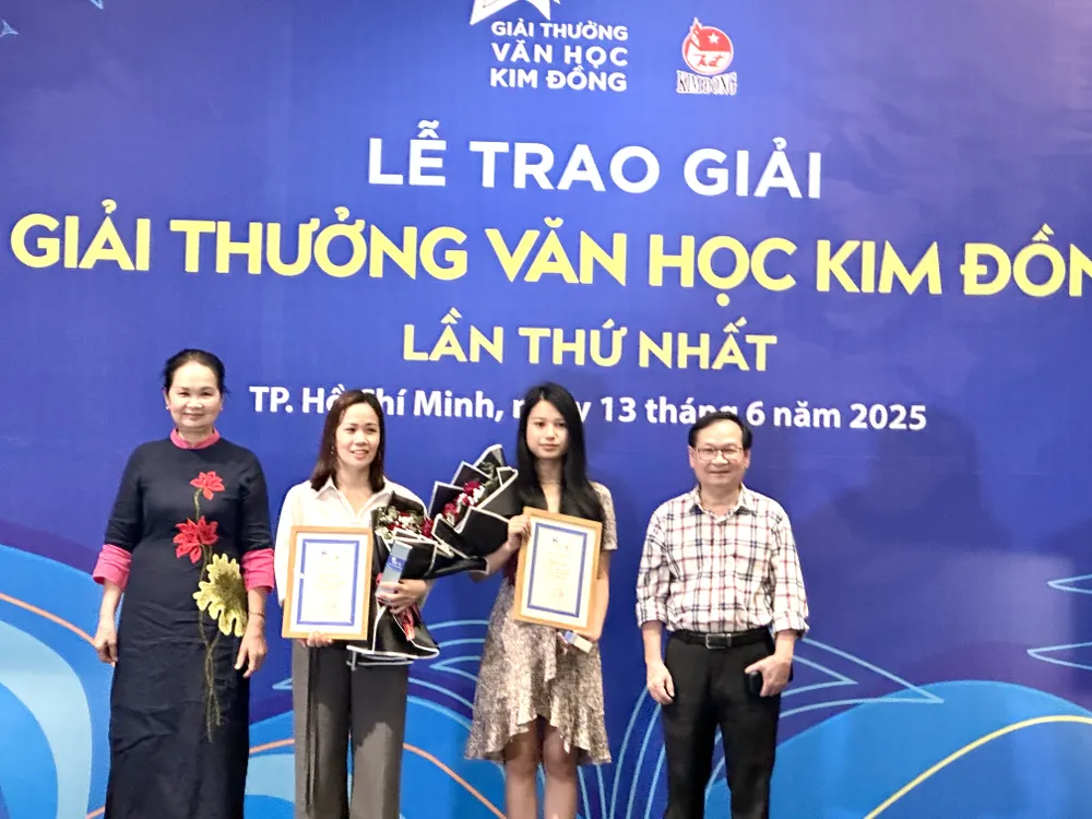 Nhà văn Nguyễn Nhật Ánh và nhà văn Bích Ngân, trao giải ba cho hai tác giả: Phạm Thu Hà (thứ 2 từ phải qua) và Cao Nguyệt Nguyên IMG_1253.jpg