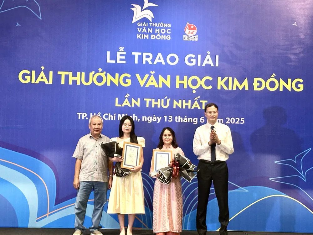 Nhà văn Trần Đức Tiến và ông Bùi Tuấn Nghĩa, Giám đốc NXB Kim Đồng, trao giải nhì cho 2 tác giả: Nguyễn Thị Như Hiền (thứ 2 từ phải qua) và Giáp Thị Thùy Dương IMG_1258.jpg
