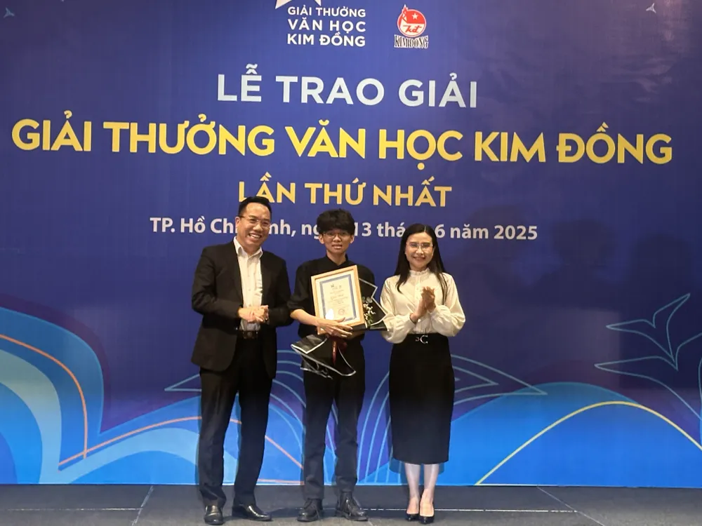 Ông Nguyễn Nguyên, Cục trưởng Cục Xuất bản, In và Phát hành và đồng chí Nguyễn Phạm Duy Trang - Bí thư Trung ương Đoàn TNCS Hồ Chí Minh, Chủ tịch Hội đồng Đội Trung ương, trao giải nhất cho tác giả Giai Du IMG_1269.JPG