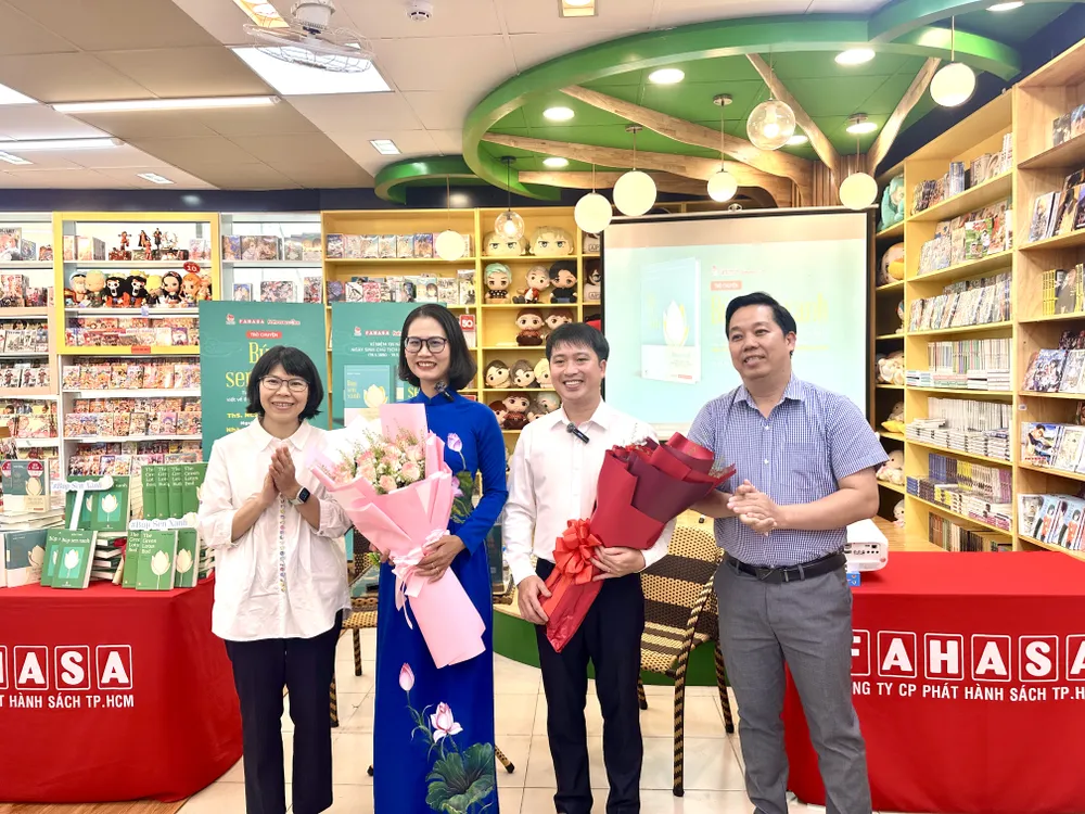 Bà Vũ Thị Quỳnh Liên, Tổng Biên tập NXB Kim Đồng và ông Phạm Văn Tiến, Giám đốc Trung tâm Xuân Thu, tặng hoa cho ThS Bùi Văn Như và nhà văn Phương Huyền IMG_1331.jpg