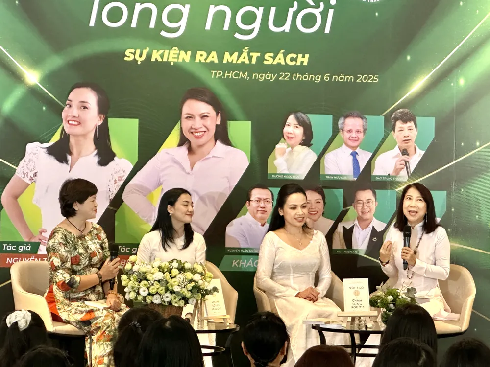 Authors and guests at the program. From left to right: Dr. Pham Thi Thuy, Associate Professor, Dr. Nguyen Thi Viet Ha, Dr. Bien Truong and Ms. Duong Ngoc Han, the IMG_1426.jpg