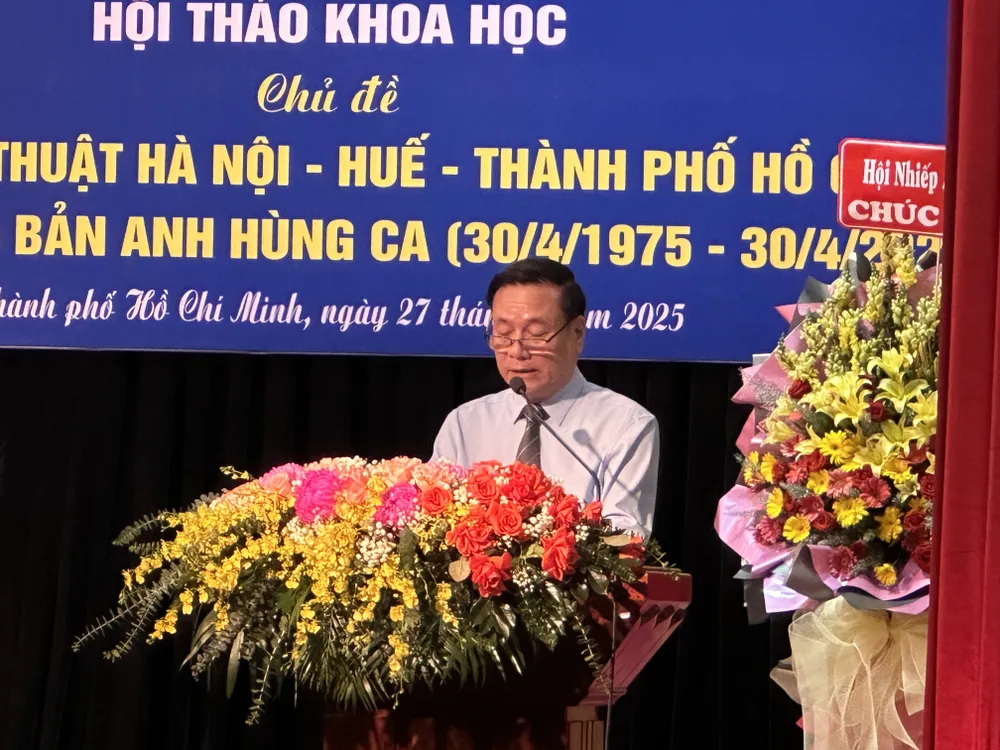 Ông Trần Quốc Chiêm, Chủ tịch Hội Liên hiệp VHNT Hà Nội, trình bày tham luận "Văn học nghệ thuật Thủ đô từ năm 1975 đến nay, một số hạn chế và giải pháp" IMG_1532.JPG