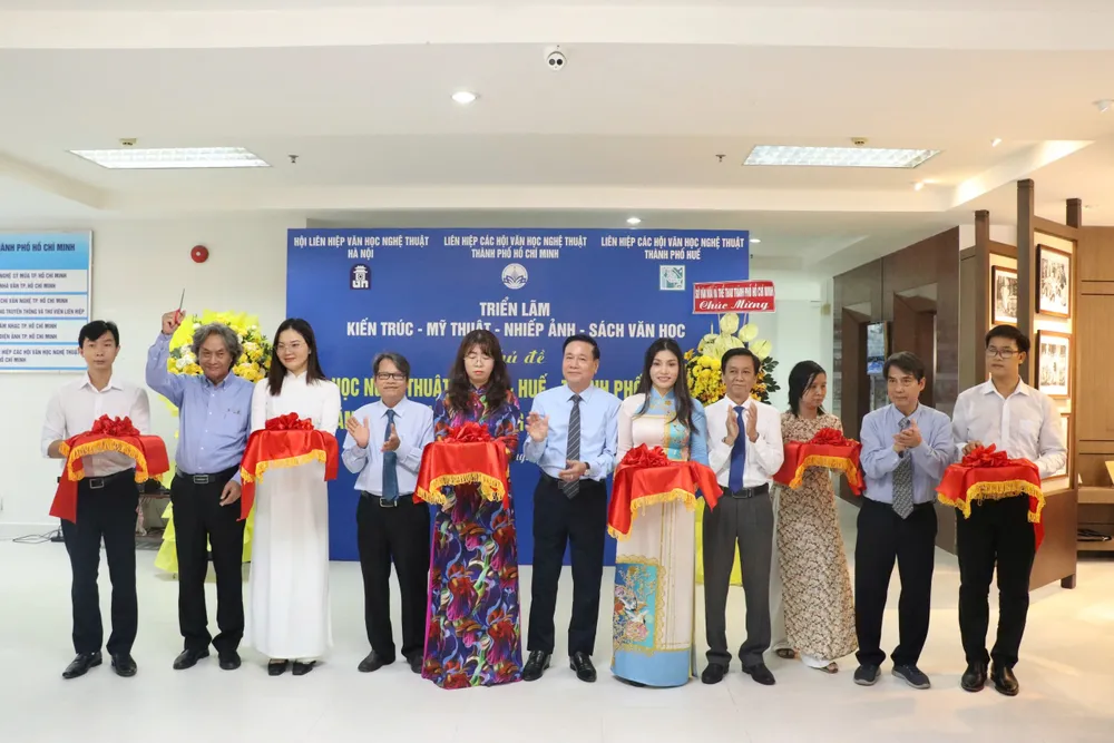Các đại biểu thực hiện nghi thức cắt băng khai mạc triển lãm z6747112872653_0227ae2a18a13ad76c7bc15cd1eb6729.jpg