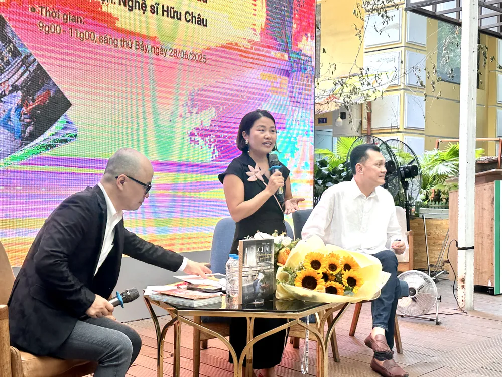 កវី Ngo Thi Hanh (កណ្តាល) ចែករំលែកអំពីដំណើរការរៀបចំសាត្រាស្លឹករឹតសម្រាប់ការបោះពុម្ព IMG_1640.jpg
