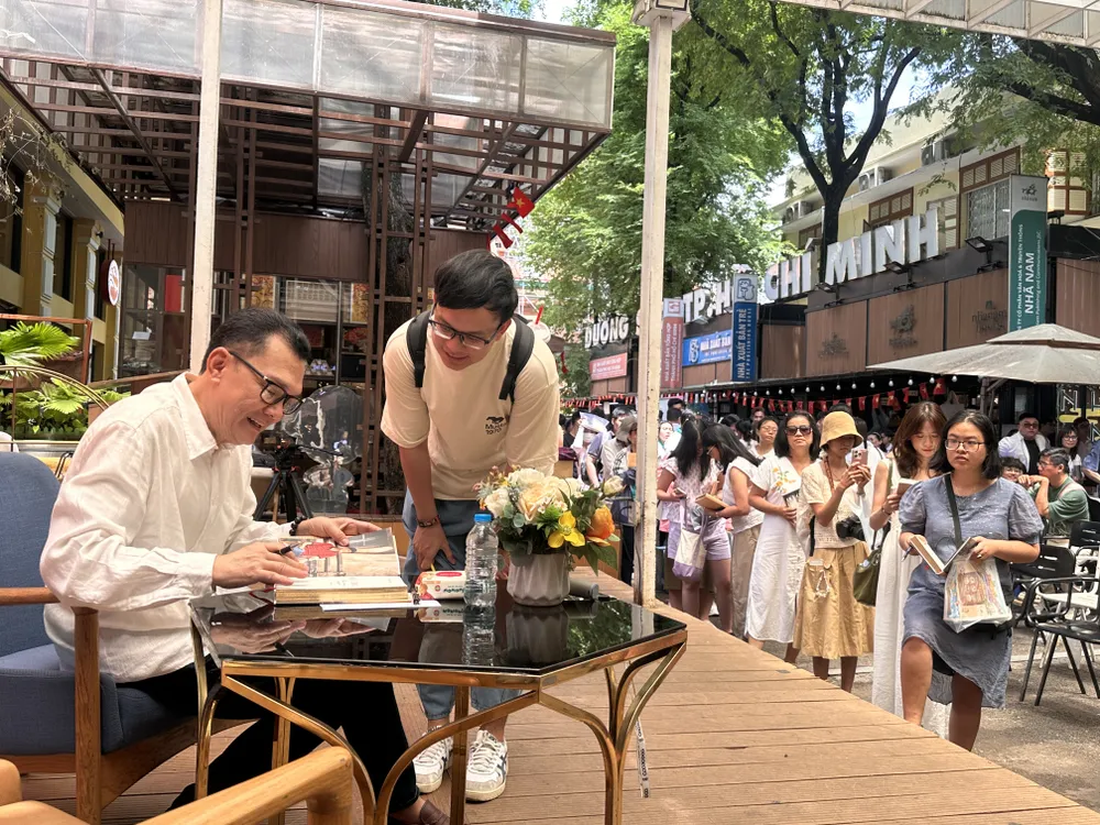 អ្នកអានជាច្រើនបានតម្រង់ជួរដើម្បីទទួលបានប័ណ្ណសម្គាល់របស់វិចិត្រករ Huu Chau ។ IMG_1666.JPG