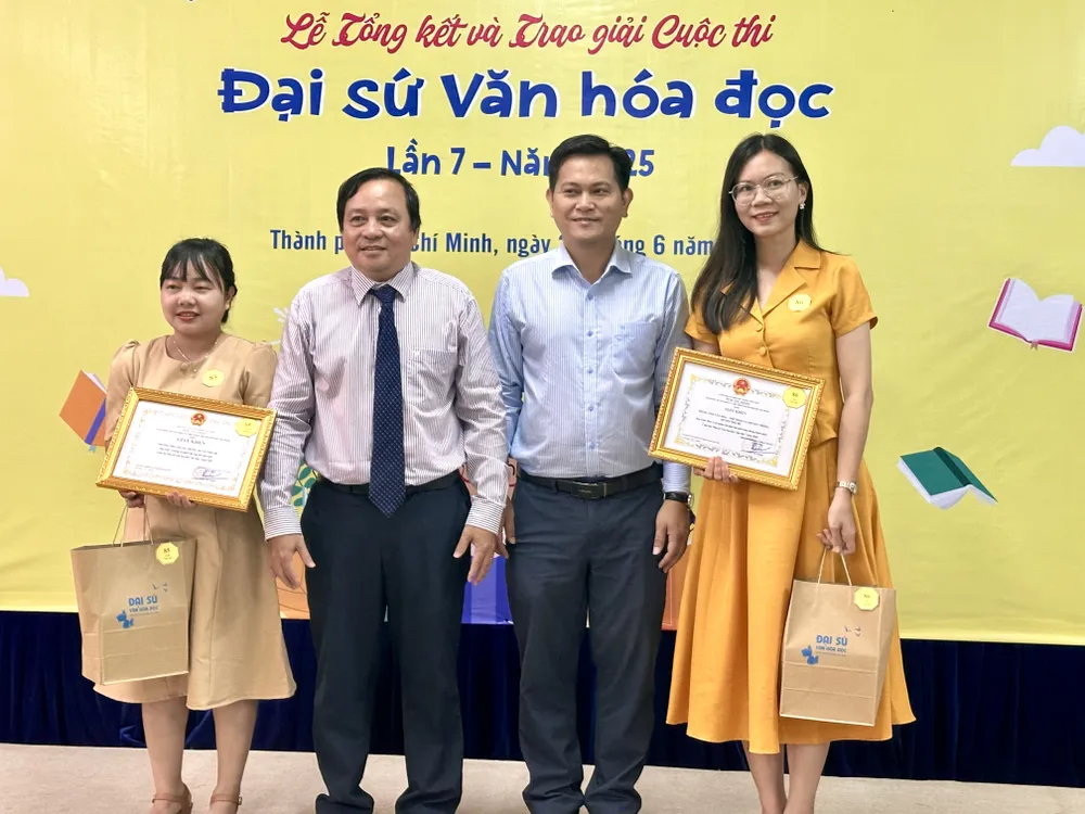ប្រគល់រង្វាន់សមូហភាពដល់សាលាអនុវិទ្យាល័យ Hai Ba Trung (ស្រុក Nha Be) និងមជ្ឈមណ្ឌលវប្បធម៌-កីឡា និងទំនាក់ទំនងស្រុក Nha Be IMG_1796.jpg