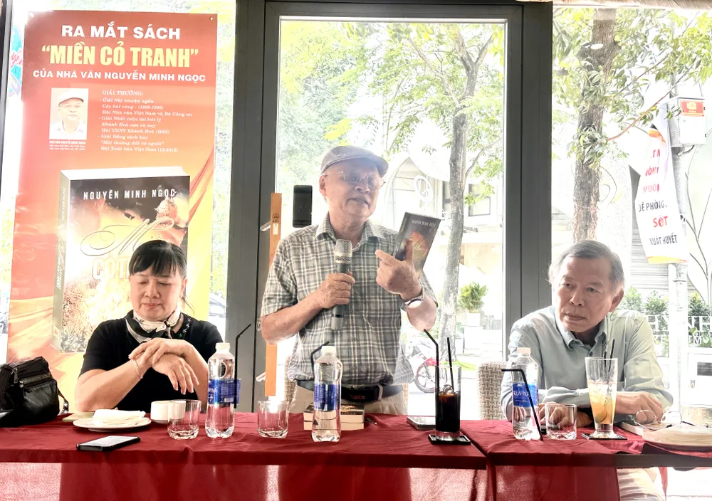 Nhà văn Nguyễn Minh Ngọc (giữa) chia sẻ về tác phẩm mới nhất của mình, bên cạnh là PGS-TS Võ Văn Nhơn và nhà văn Thu Trân IMG_1860.jpg
