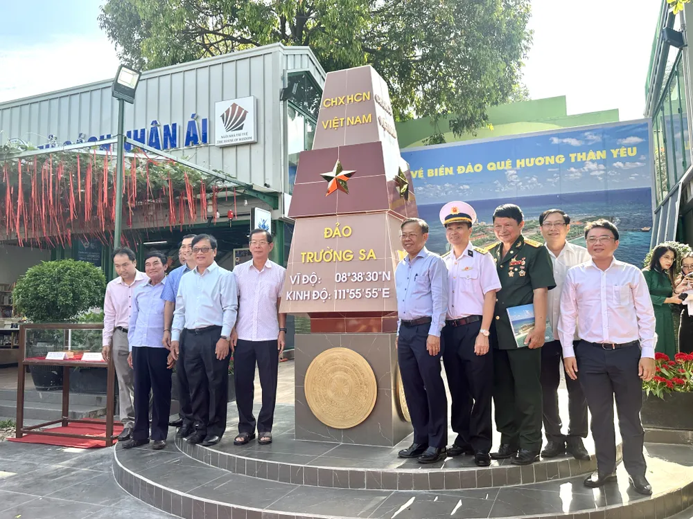 Biểu tượng Cột mốc chủ quyền đảo Trường Sa nằm trong không gian Hướng về Biển đảo quê hương IMG_6873.jpg