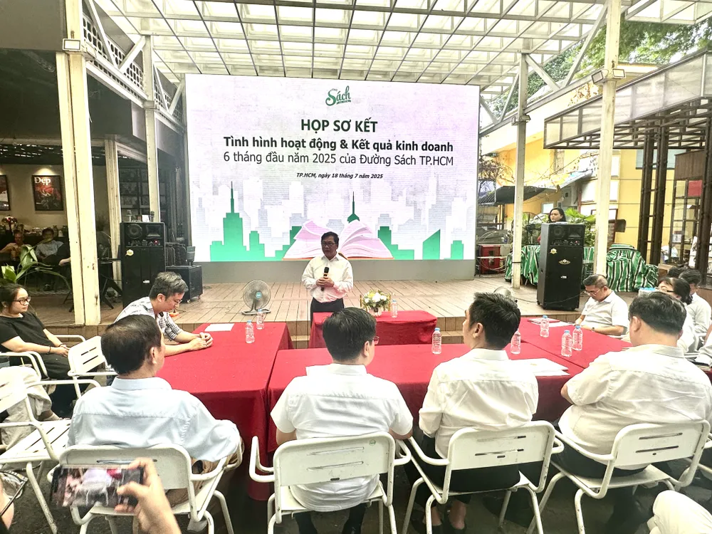 호치민시 서점가의 레 황 이사는 호치민시 서점가의 2025년 상반기 예비 실적을 보고했습니다. IMG_2154.jpg