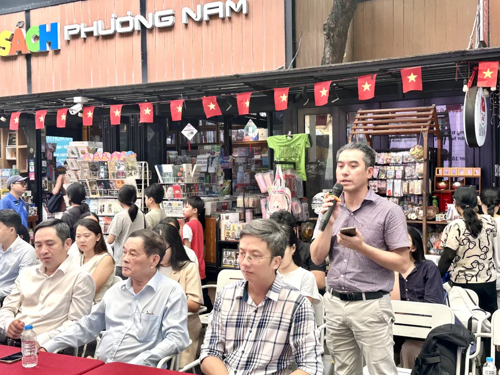 호치민시 서점가에 부스를 둔 단위를 대표하는 호치민시 킴동 출판사 지점의 반 탄 레 이사가 의견을 밝혔습니다. IMG_2184.jpg