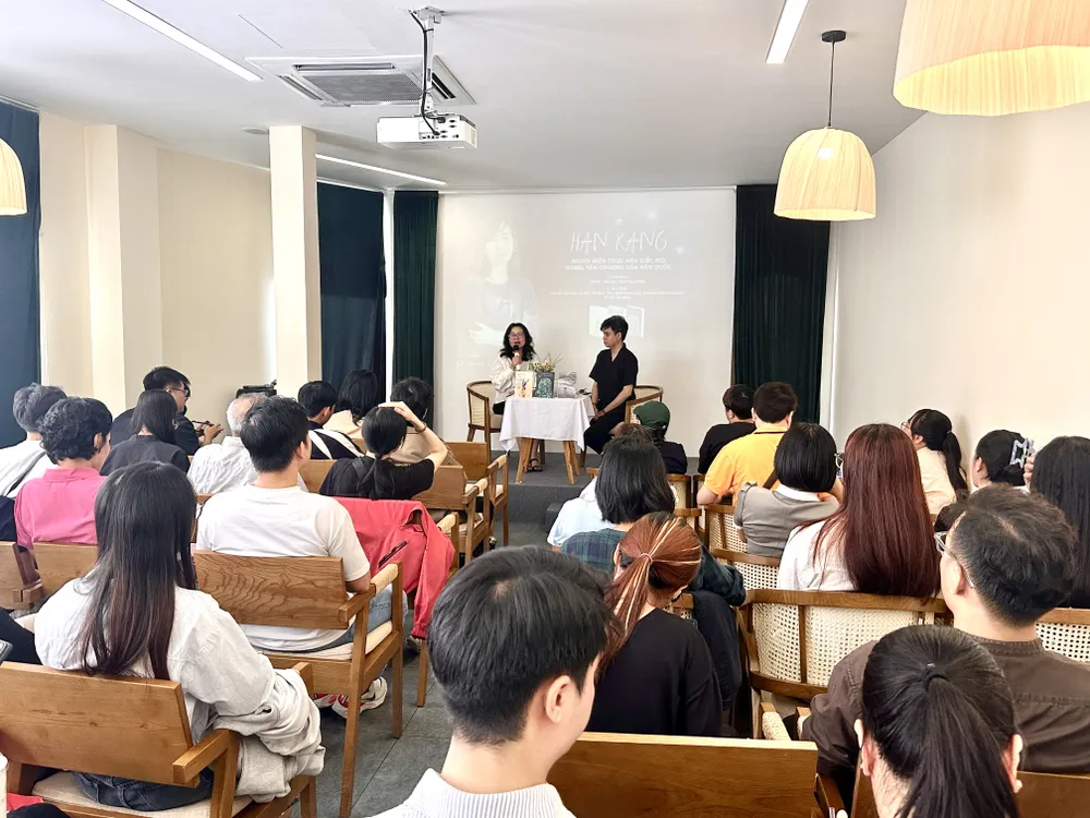 Đông đảo bạn đọc tham gia và đã có những chia sẻ đầy bất ngờ về văn chương Han Kang IMG_2515.jpg