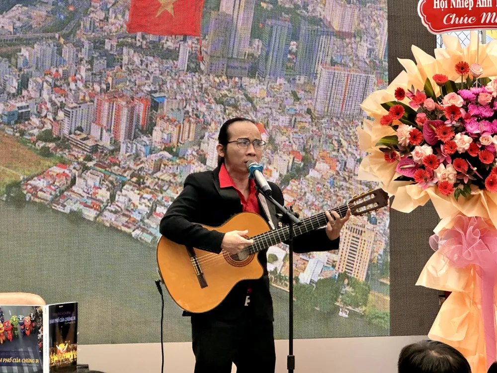 Le chanteur-musicien Ha Chuong, ami proche de NSNA Nguyen A, s'est produit lors du programme d'échange, présentant 2 livres photo. IMG_2535 2.jpg