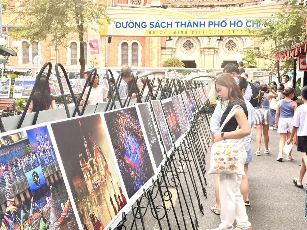 Des images des livres de NSNA Nguyen A sont exposées dans la rue des livres de Ho Chi Minh-Ville. IMG_2561.jpg