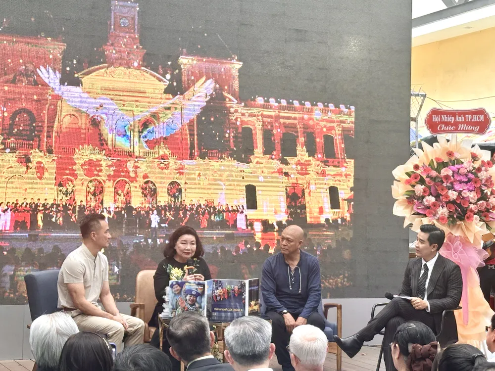 De gauche à droite : l'homme d'affaires Pham Gia Chi Bao, le Dr Ly Thi Mai, NSNA Nguyen A et MC Nguyen Khang lors du programme d'échange, présentant 2 livres photo. IMG_2576.jpg