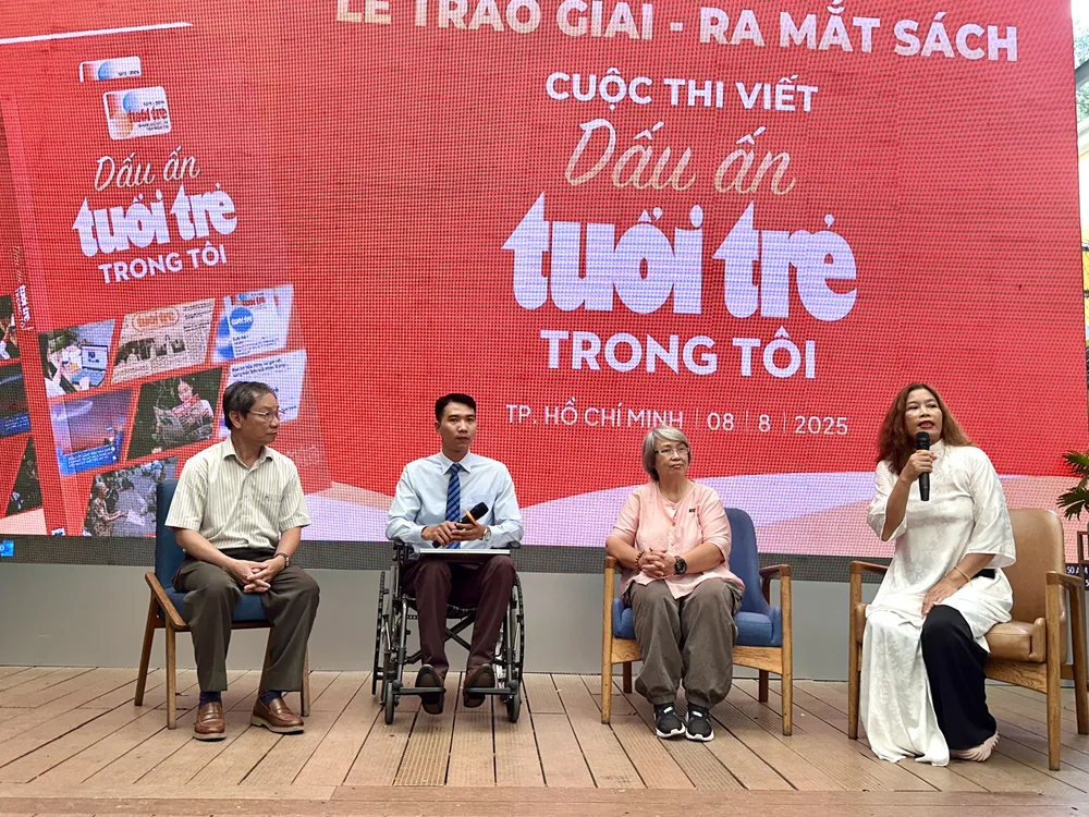 Các tác giả đoạt giải giao lưu tại chương trình. Từ trái qua: Nguyễn Mạnh Huy, Đặng Hoàng An, Lâm Minh Trang và nhà báo Cát Khuê IMG_2734.jpg