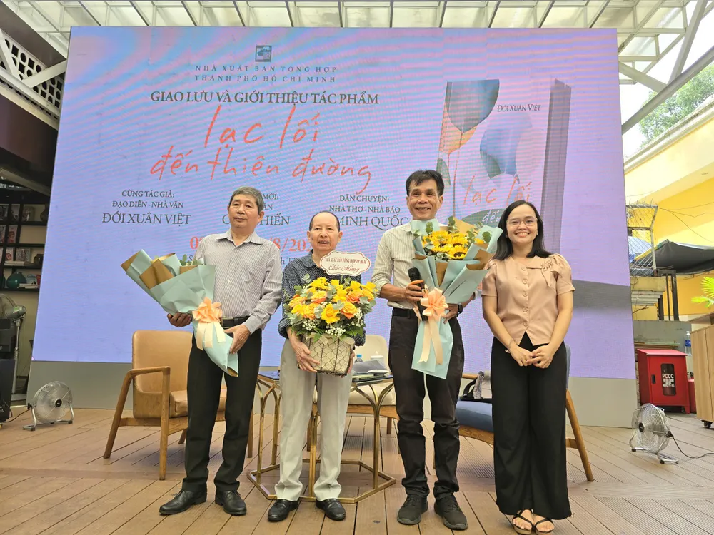 Bà Ông Thị Ngọc Linh, Phó Giám đốc NXB Tổng hợp TPHCM, tặng hoa cho nhà văn Đới Xuân Việt và hai khách mời z6889129343094_d161bf7b08f764e930640b27eb0825df.jpg