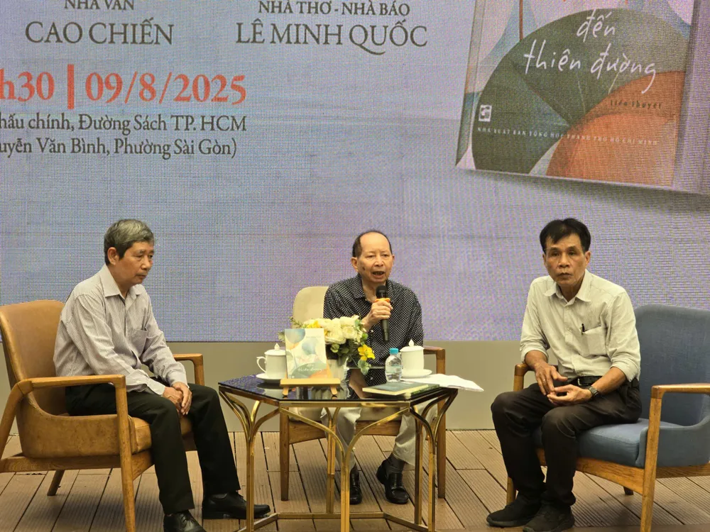 Từ trái qua: nhà văn Cao Chiến, nhà văn Đới Xuân Việt và nhà thơ Lê Minh Quốc z6889129349538_f7e19d8f3c7ceb44364ec9cd480ae4ae.jpg