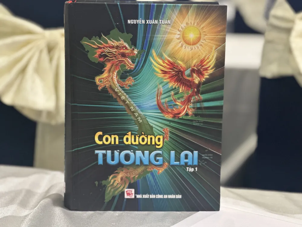 Ấn phẩm "Con đường tương lai - Tập 1" dày 1.000 trang, là kết quả của 5 năm với rất nhiều tâm huyết và trí tuệ của tác giả IMG_2857.jpg