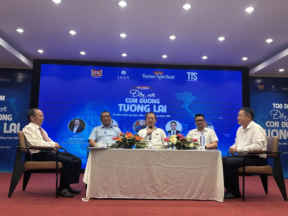 Các khách mời tại chương trình. Từ trái qua: nhà văn - nhà báo Hoàng Dự, tác giả Nguyễn Xuân Tuấn, PGS-TS Bùi Hoài Sơn, TS Nguyễn Văn Khương và TS Nguyễn Ngọc Kim Anh IMG_2867.JPG