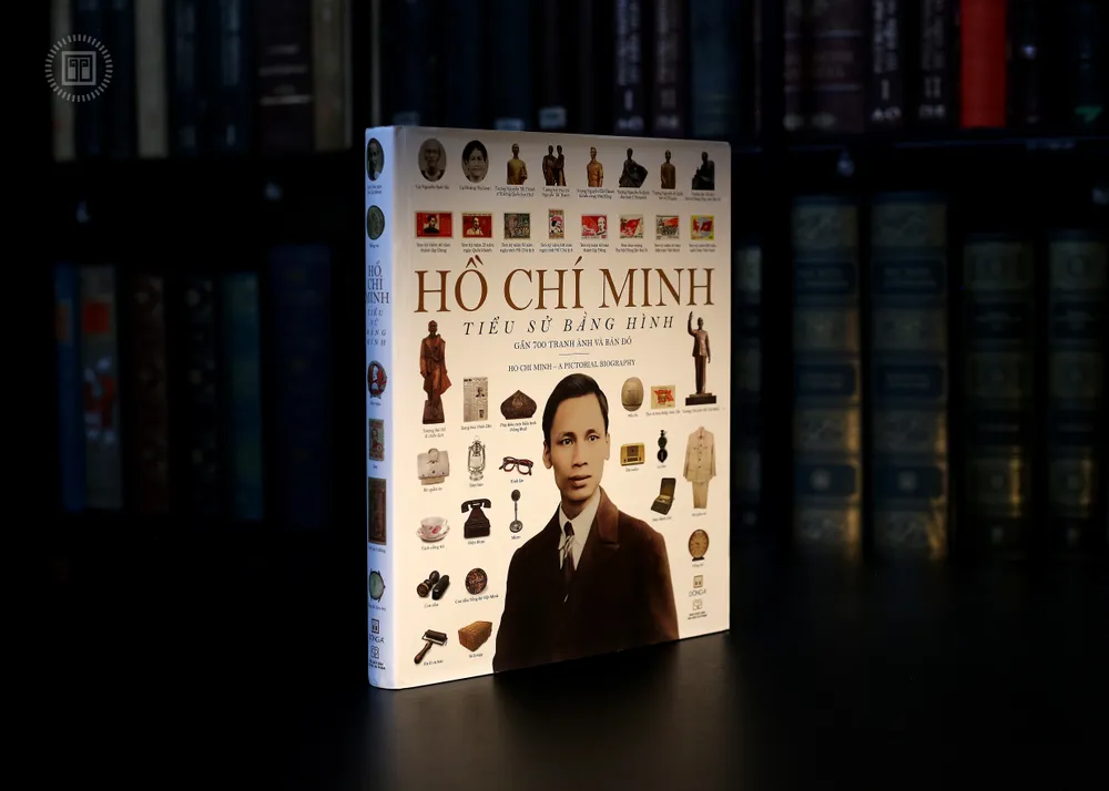 Ấn bản “Hồ Chí Minh – Tiểu sử bằng hình” được đầu tư công phu, như một món quà đặc biệt dành cho bạn đọc trong dịp Quốc khánh 2-9. Ảnh: ĐÔNG A 0W5A1582.JPG
