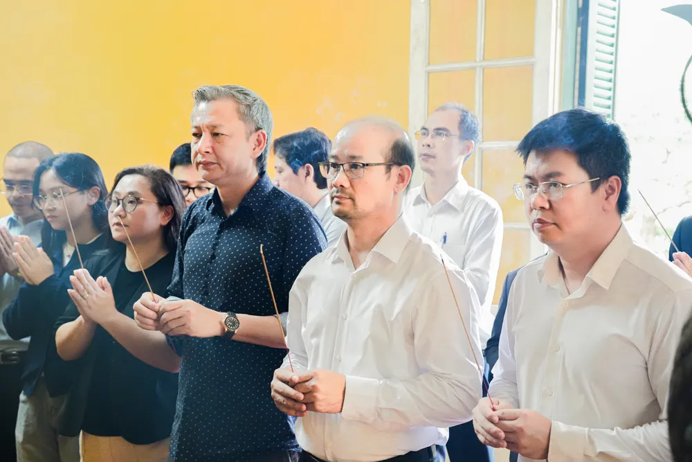 Ngay sau khi hoàn thành ấn phẩm "Hồ Chí Minh - Tiểu sử bằng hình", những người thực hiện đã thực hiện nghi thức dâng hương tại Khu di tích Chủ tịch Hồ Chí Minh - Phủ Chủ tịch, như một cách báo công lên Bác. Ảnh: ĐÔNG A 2. Ban lãnh đạo Nhà xuất bản Đại học Sư phạm và Công ty Cổ phần Văn hóa Đông A dâng hương tại Khu di tích Chủ tịch Hồ Chí Minh – Phủ Chủ tịch.jpg