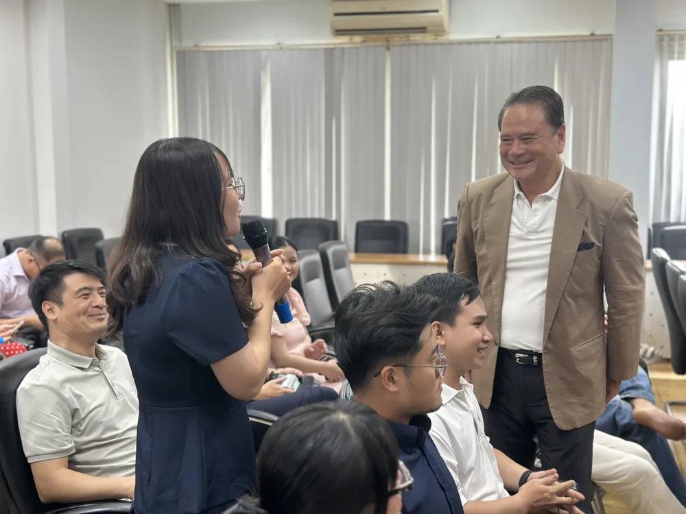 Một bạn trẻ thuộc thế hệ Gen Z đặt câu hỏi trực tiếp cho tác giả Trần Sĩ Chương IMG_3626.jpg