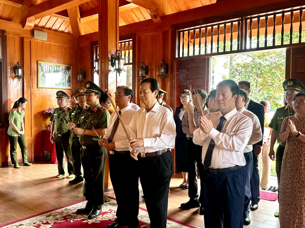 Nguyên Thủ tướng Chính phủ Nguyễn Tấn Dũng và Đại tướng Lê Hồng Anh cùng các đại biểu dâng hương tại Nhà tưởng niệm Chủ tịch Hồ Chí Minh trong khuôn viên Trường Đại học An ninh nhân dân IMG_3800.jpg