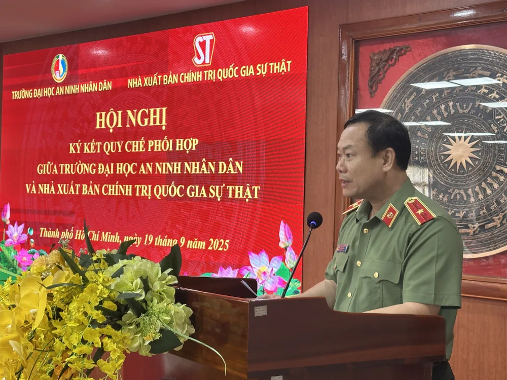 Thiếu tướng, TS Trần Văn Tuấn, Hiệu trưởng Trường Đại học An ninh nhân dân, phát biểu tại hội nghị IMG_3891.JPG