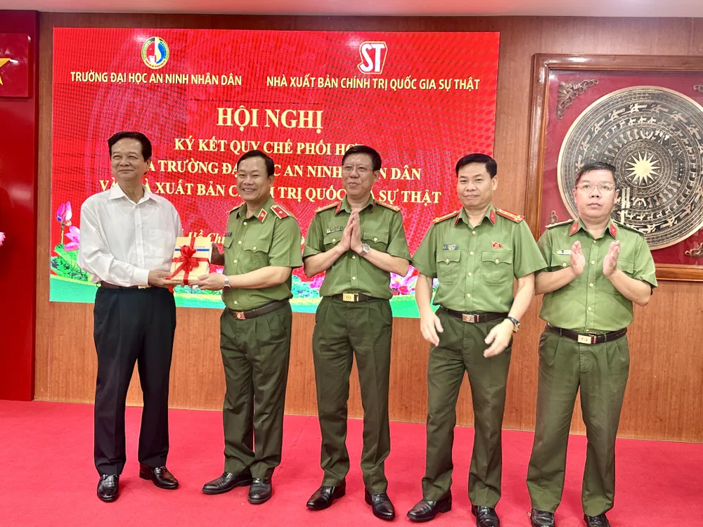 Nguyên Thủ tướng Chính phủ Nguyễn Tấn Dũng tặng sách cho Trường Đại học An ninh nhân dân IMG_3921.jpg