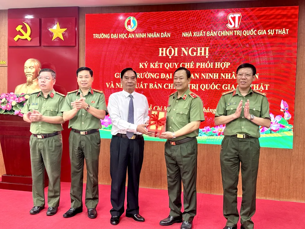 Đại tướng Lê Hồng Anh tặng sách cho Trường Đại học An ninh nhân dân IMG_3935.jpg
